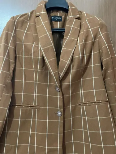 Blaser forrado, com bolsos, tecido encorpado, TAM 42, forma pequena.