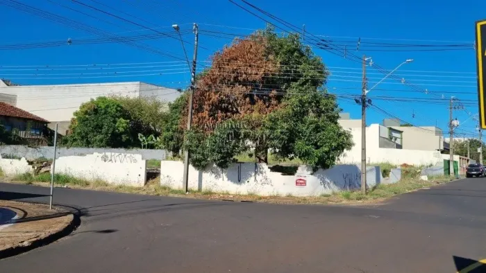 Terreno à venda na Rua Oiapoque, Jardim Agari no centro de Londrina.