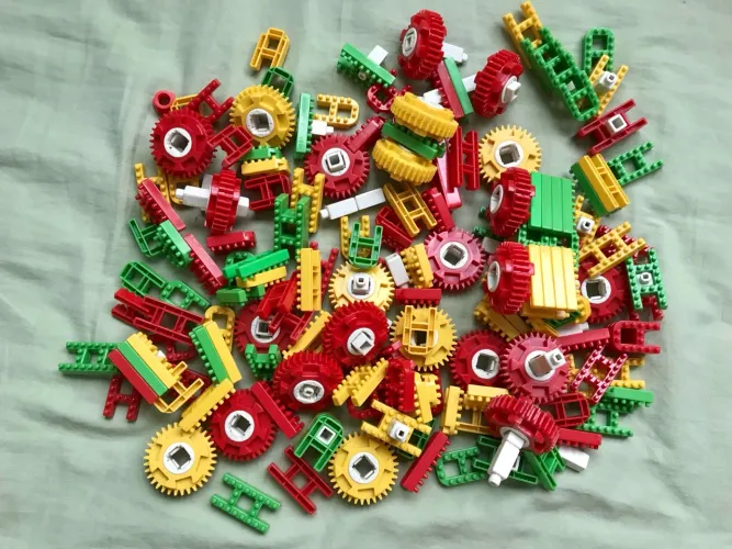 Brinquedos de montar 220 peças magil bruce