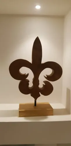 Escultura de Madeira Flor de Lis