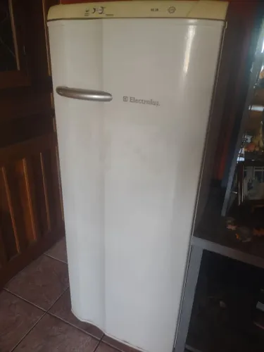 Geledeira  Vendo ou troco por celular, tanquinho etc. Aceito venda no cartão de crédito.