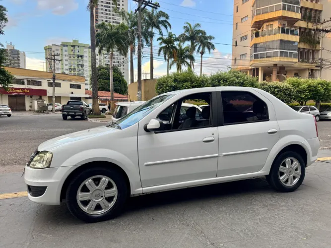 Renault Logan Expression Hi-flex 1.6 16V 4P AUT 2013