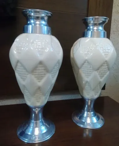 Par Vasos Ornamentais Cerâmica Madri. Bocal E Base Em Metal.