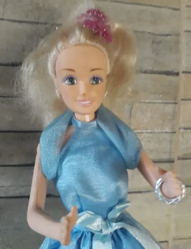  BONECA  CINDERELA COM VESTIDO LONGO AZUL BRILHANTE/ USADA ANOS 2000