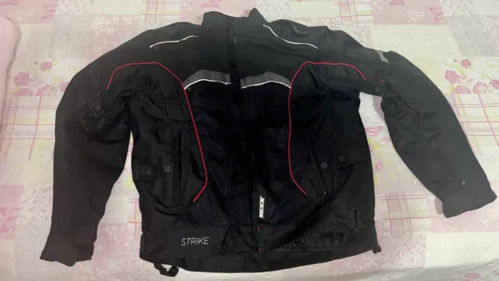 Jaqueta Texx New Strike Summer V2 - Masculina (XL/GG) - Preto com Vermelhos - Estado Nova