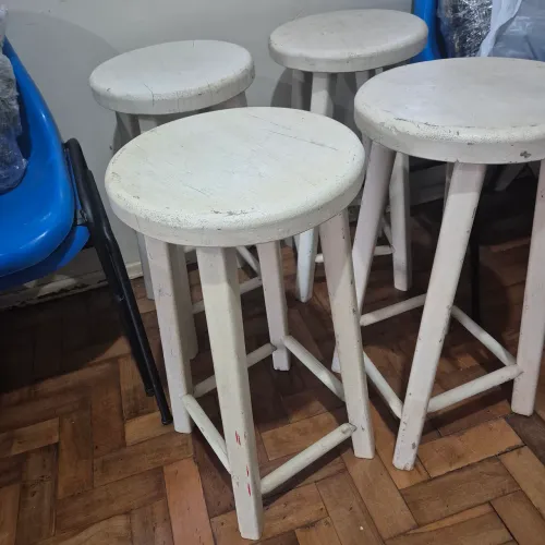 Conjunto de Banquetas Clássicas em Madeira