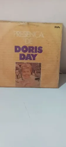 Disco de vinil antigo a presença de Doris day,composto de 2 lps