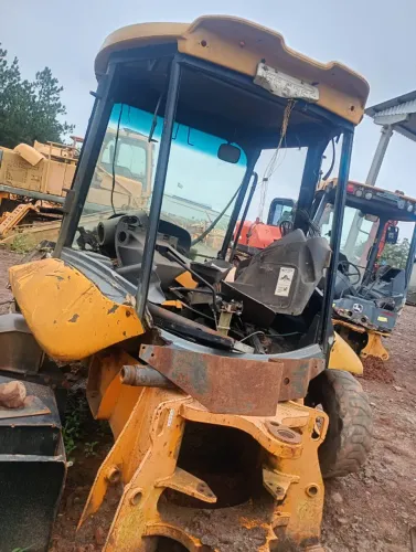 Sucata de Retro Escavadeira JCB 4cx para retirada de peças