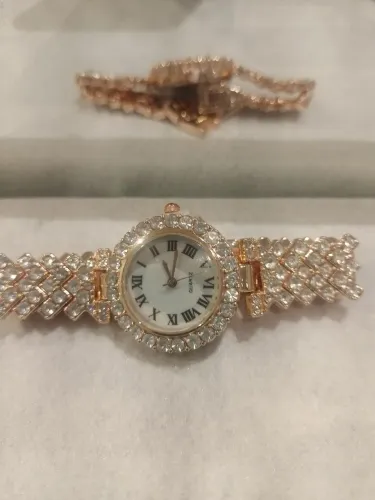 Relógio feminino, elegante, todo cravejado, ideal para uma ocasião especial,belíssimo