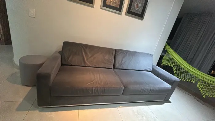 Sofá cinza 4 lugares com estrutura metálica