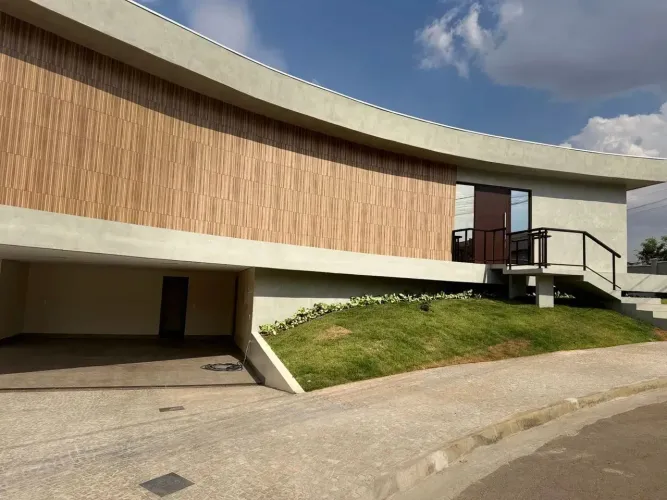 Casa térrea com 4 quartos para locação no Condomínio Vale dos Pássaros - Anápolis GO