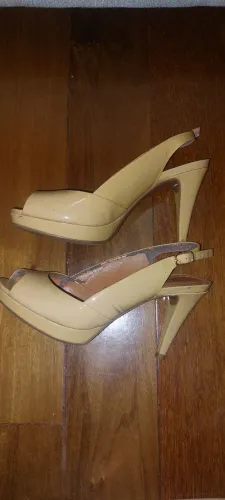 Sandalia Schutz bege tamanho 34