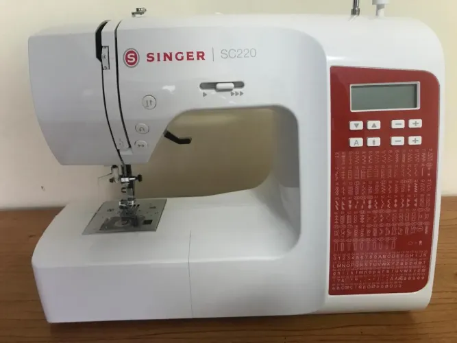 Máquina de Costura Singer SC220