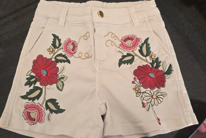 Short INFANTIL. jeans, bordado. TAM: 10