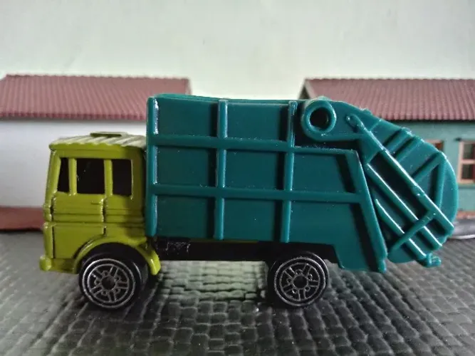 MINIATURA FORD CONTINENTAL RECYCLE CARBAGE TRUCK - ESC.: 1/64 MAISTO