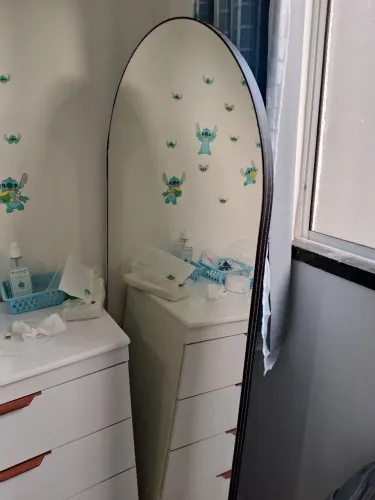 Espelho com moldura de couro