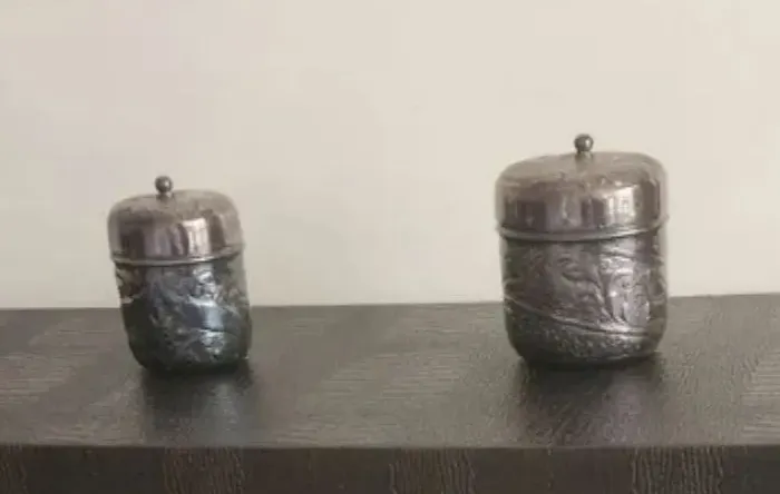 Kit 2 potes de metal com tampa com detalhes alto relevo