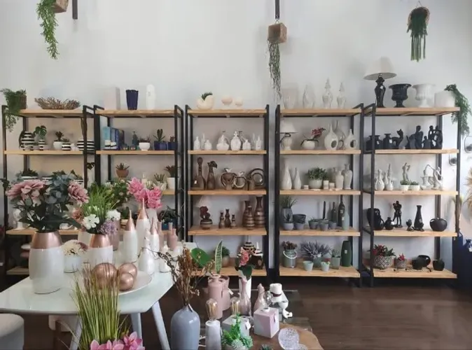 Vendo Estantes de Madeira Maciça com Estrutura em Serralheria