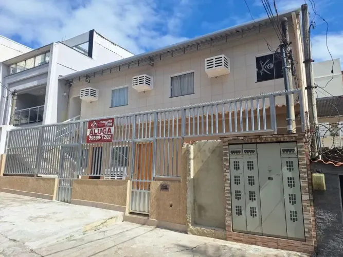 Kitnet, 1 amplo cômodo, cozinha e 1 banheiro. Área externa. Familiar e seguro.