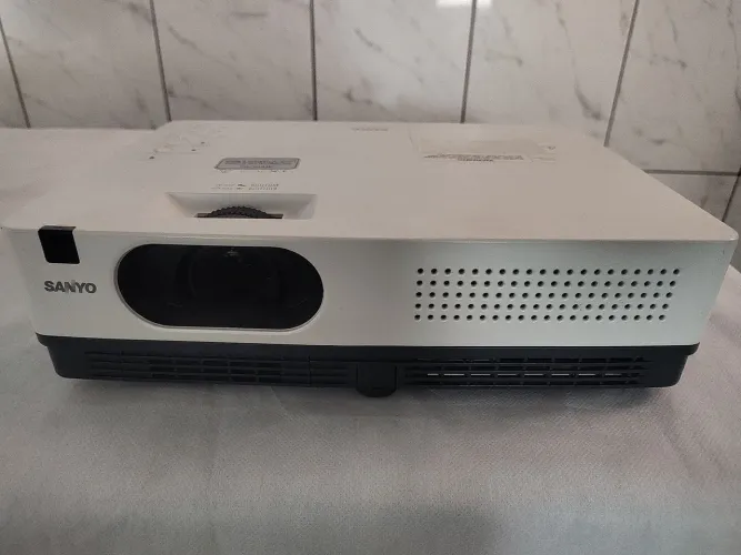 Projetor multimídia sanyo pcl-xw200