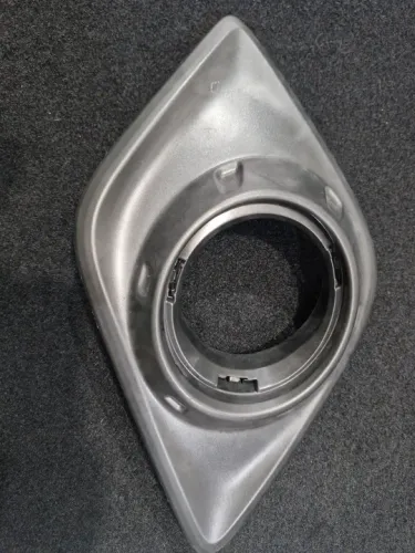 Moldura farol de milha Toyota Hilux 2016 a 2020 sem aplique cromado Direito