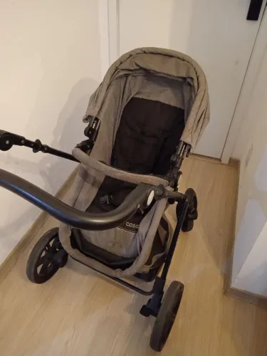 Carrinho de bebê e bebe conforto