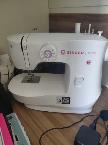 Máquina de costura semi nova funcionando perfeitamente