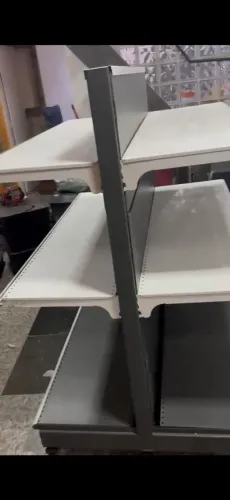 PRATELEIRAS DE MEIO DE SALAO 2 LADOS OTIMO ESTADO 7.0 DE COMPRIMENTO RODAS .