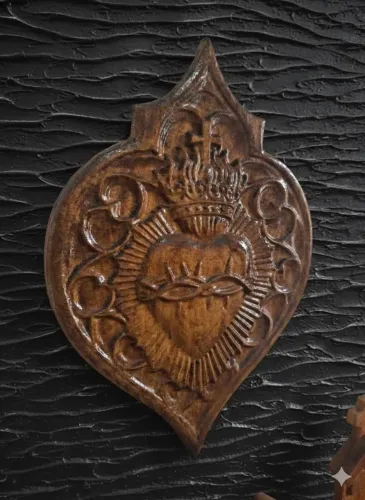Coração Sagrado Artesanal em Madeira Esculpida Arte Sacra Detalhado