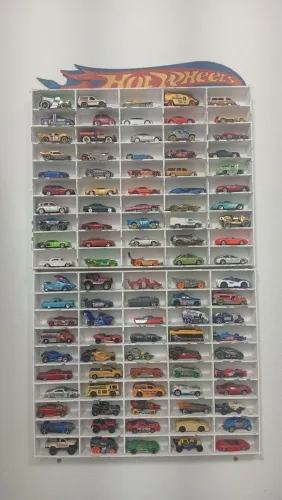 Carrinhos Hot Wheels e Maisto (10 reais cada)