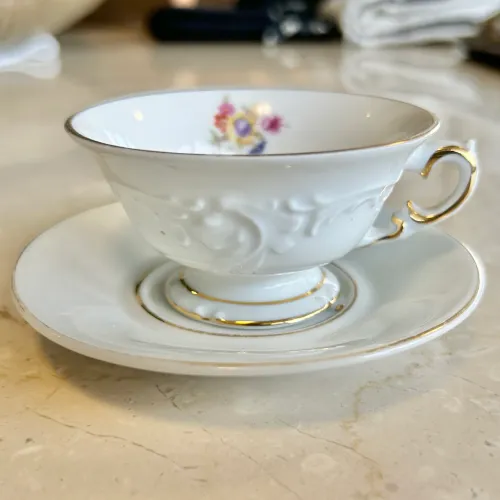 Xícara de Café Vintage em Porcelana com Detalhes Dourados - Schmidt (Brasil)