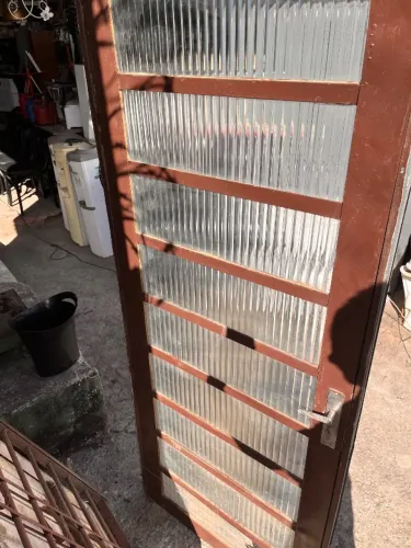 Porta de ferro com vidro marco e fechadura