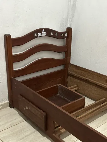 Cama de solteiro rústica em madeira maciça com gavetões embutidos