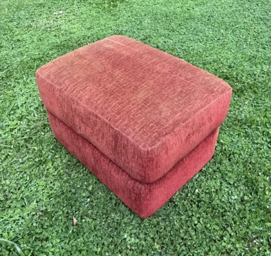 Pufe estofado vermelho grande para sofá / apoio de pés