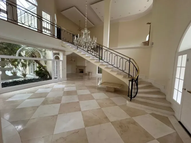 Sobrado 4 suites sendo 1 suite master, área construída 832m, piscina e sauna para locação 