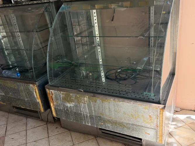 2 balcões refrigerados 