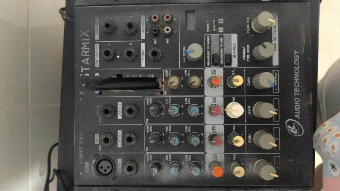 Mesa de Som StarMix 4 Canais Profissional - Funcionando
