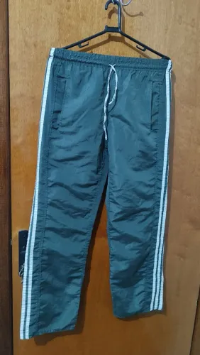 Calça Tactel Esportiva Verde Militar com Listras Laterais e Bolsos