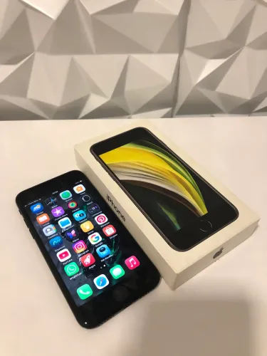 iPhone SE 2020 com caixa