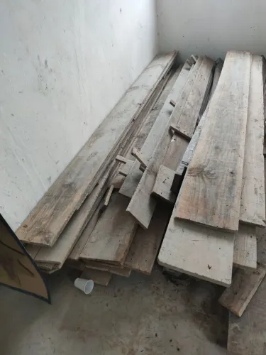 Lote de tábuas para construção