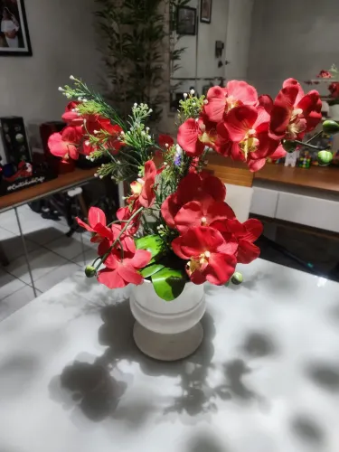 Vaso de Flores artificial vermelhas