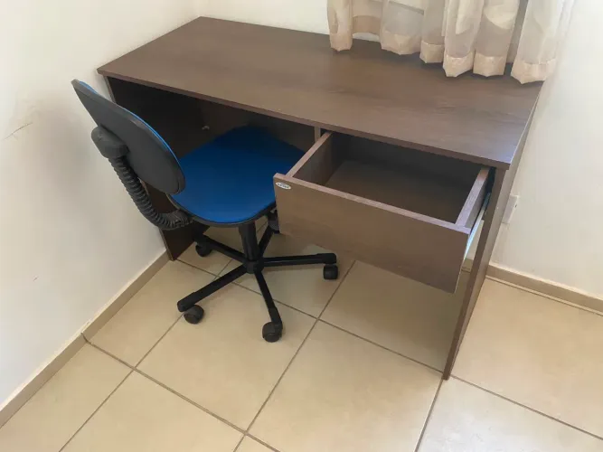 Mesa pra escritório com cadeira (entrego ) 