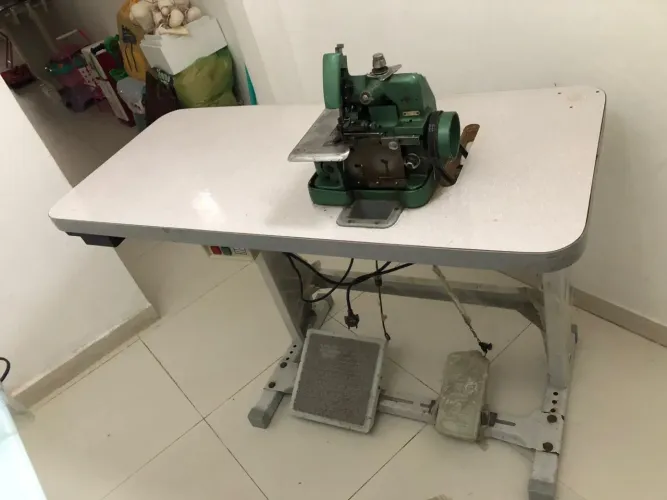 Máquina de costura overlock