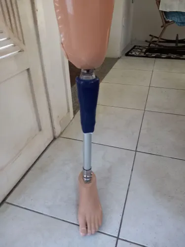 Prótese perna esquerda 