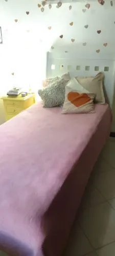 Cama  de solteiro, madeira maciça, 2,10 por 90, de 400,00 por 200,00( sem o colchão.
