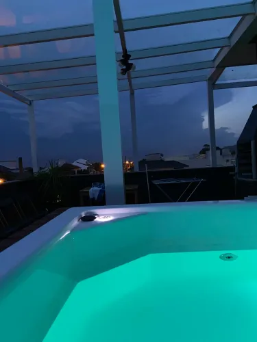 Cobertura no Campeche: Jacuzzi e Pôr do Sol Inesquecível