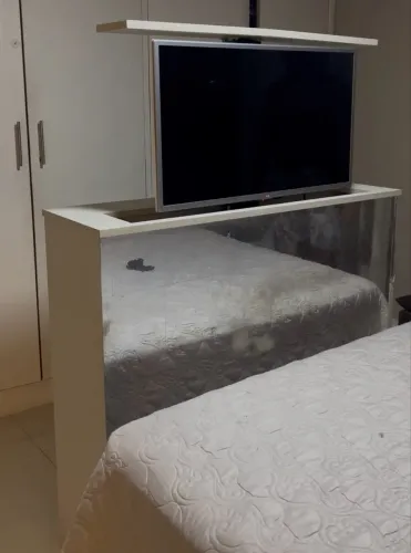 Móvel com suporte para TV com elevador