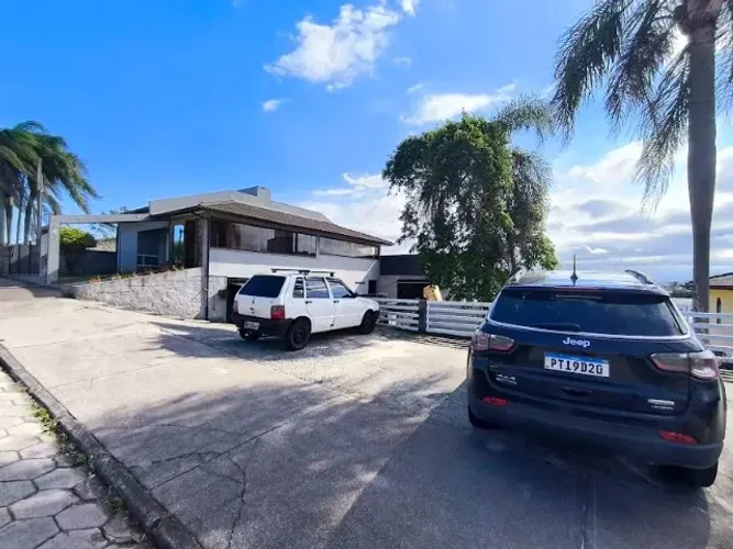 Pavilhão/Casa comercial BEM localizada, pertinho de TUDO ideal para você morar e trabalhar