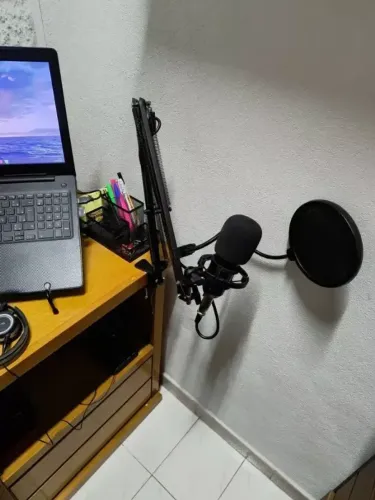 Kit Microfone Condensador Profissional Estúdio de Mesa para Criador Podcaster