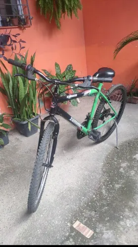 Bicicleta zumbi preta e verde